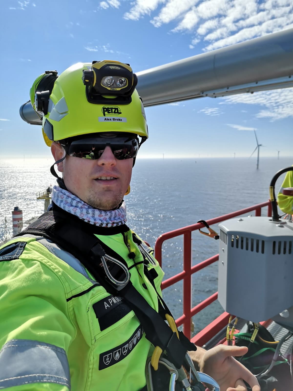 Een foto van collega Alex Brokx aan de reling van een platform op zee